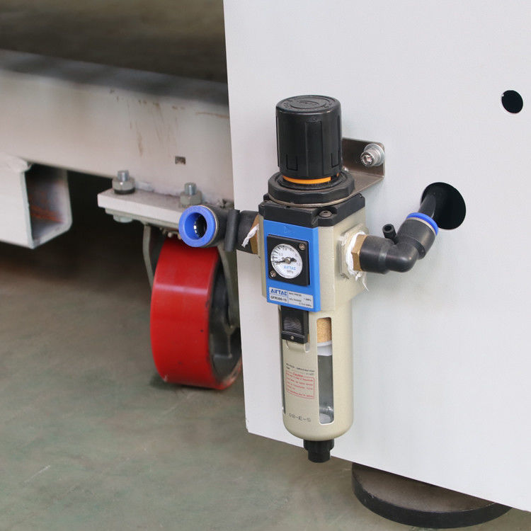 Krachtige industriële kledingstukken IJzer- en vouwmachine voor kleine bedrijven 380/3/50V/P/Hz